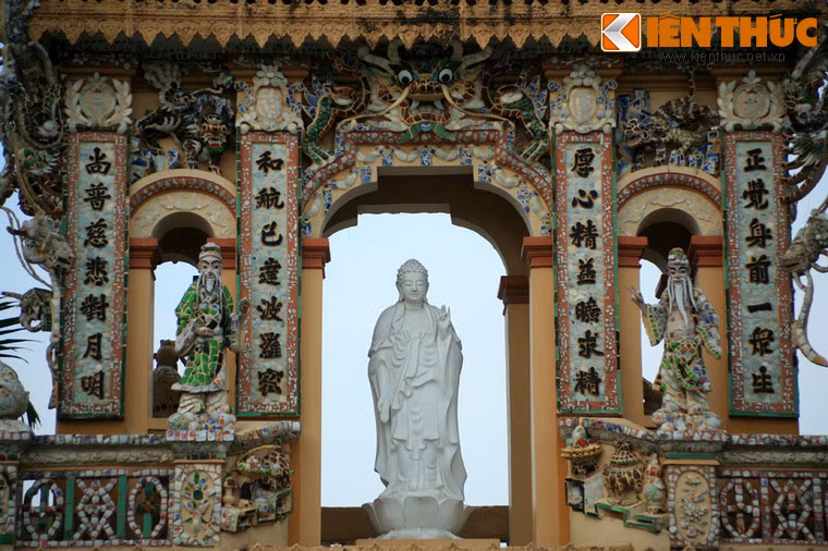 Bề mặt cổng được cẩn đồ sứ có giá trị (sứ Trung Hoa, Việt Nam) in hình long, lân, quy, phượng. Câu đối cũng cẩn bằng miếng chai nổi màu sắc óng ánh trông rất đẹp.