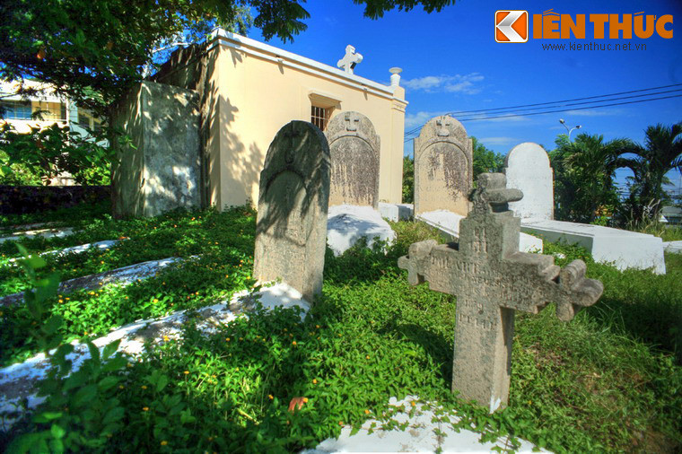 Đây chính là khu nghĩa địa của những binh lính trong liên quân Pháp và Tây Ban Nha tử trận trong các cuộc tấn công đầu tiên vào cảng Đà Nẵng từ năm 1858 đến năm 1860, mở màn cho thời kỳ Pháp thuộc trên mảnh đất Việt Nam.