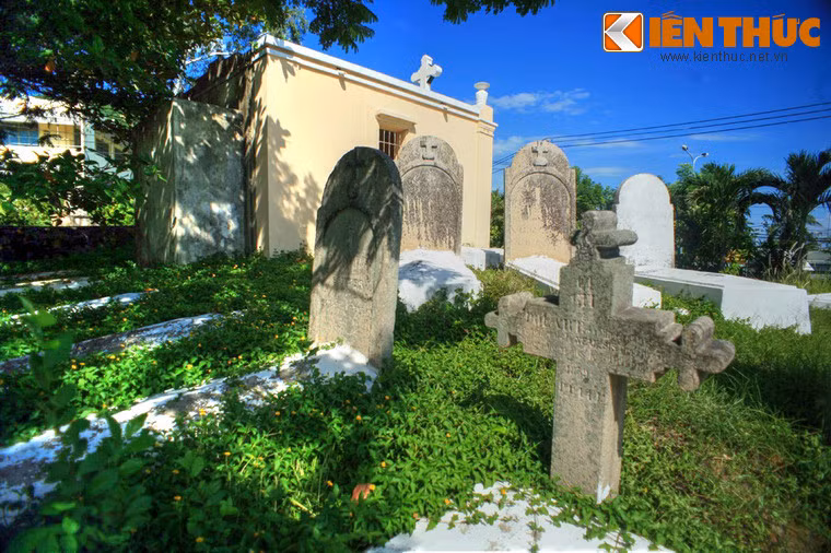 Đây chính là khu nghĩa địa của những binh lính trong liên quân Pháp và Tây Ban Nha tử trận trong các cuộc tấn công đầu tiên vào cảng Đà Nẵng từ năm 1858 đến năm 1860, mở màn cho thời kỳ Pháp thuộc trên mảnh đất Việt Nam.