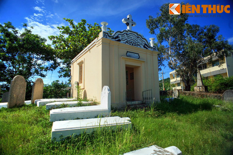 3. Trên một quả đồi nhỏ gần cảng Tiên Sa thuộc bán đảo Sơn Trà của TP Đà Nẵng có một di tích lịch sử khá đặc biệt. Di tích này được người Pháp gọi là đồi Hài cốt (Ossuaire), còn người dân địa phương gọi là nghĩa trang Y Pha Nho (Tây Ban Nha).