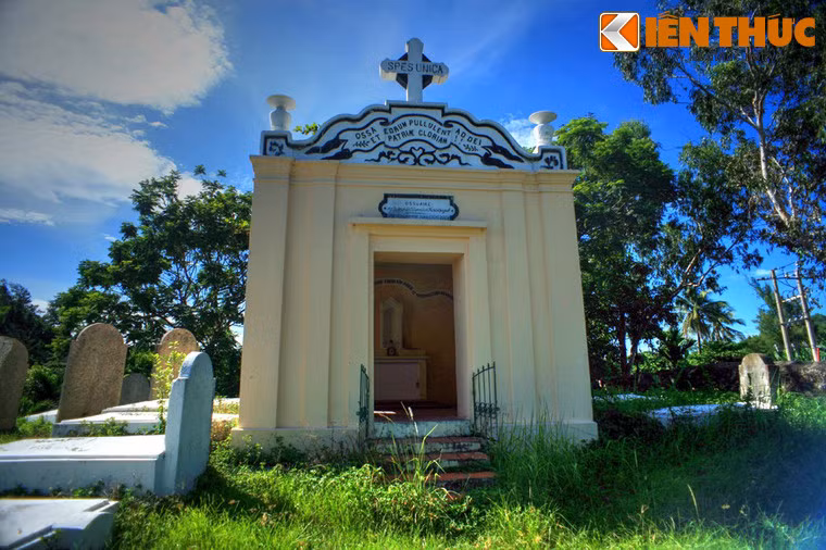 Tâm điểm của nghĩa trang này là một ngôi nhà nguyện nhỏ. Xung quanh nhà nguyện có tất cả 32 ngôi mộ nằm ngang dọc, được đắp bằng xi măng, có kiểu dáng và kích cỡ khác nhau.