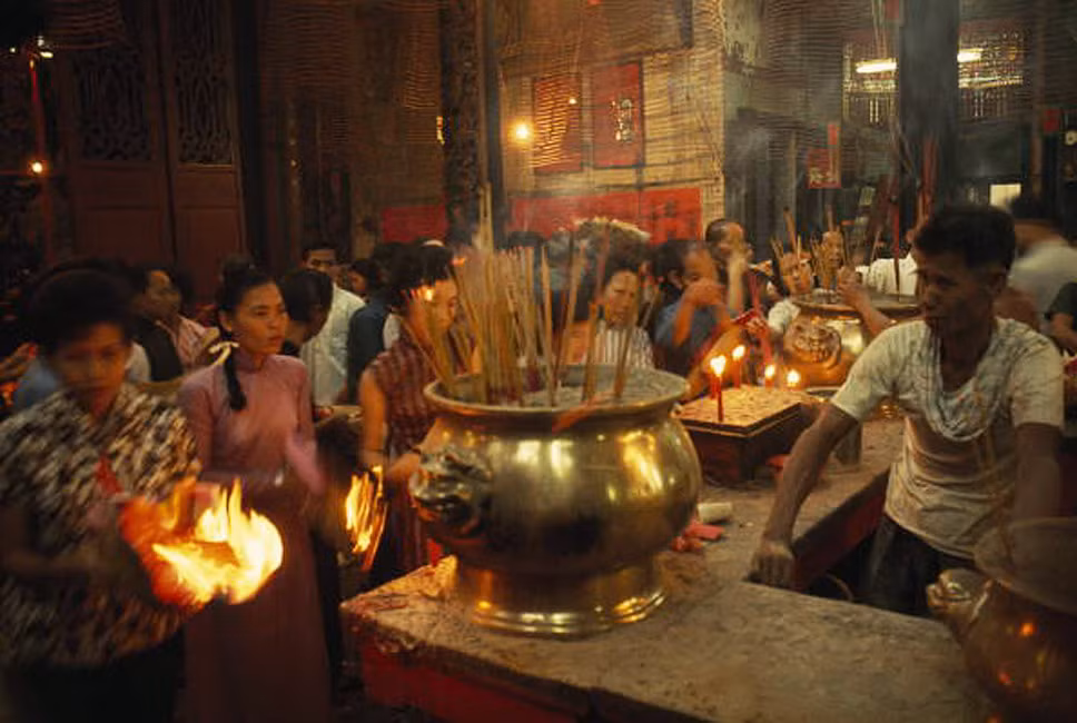 Bên trong một ngôi chùa của người Hoa ở Chợ Lớn dịp năm mới 1965.