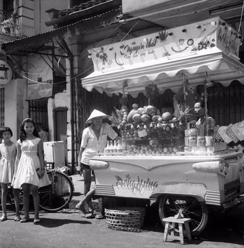 Một cửa hàng kem lưu động ở Chợ Lớn.