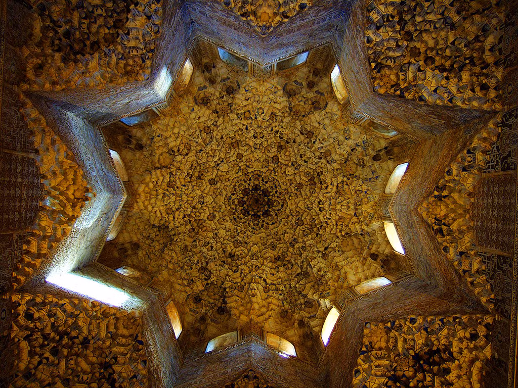 Vòm trần cung điện Alhambra ở Granada, Tây Ban Nha mang phong cách Hồi giáo Narsid. Cung điện này được xây dựng vào thế kỷ 13.