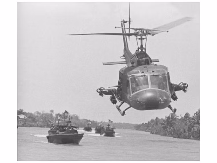 Một biên đội trực thăng UH-1 của Không lực Sài Gòn tiến hành chiến dịch ở đồng bằng sông Cửu Long. Ảnh: Pinstake.com.