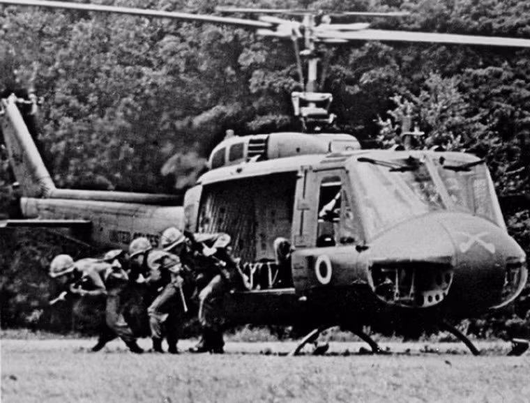 Lính Mỹ đổ quân từ trực thăng UH-1 trong một chiến dịch ở miền Trung. Ảnh: Vietnamwarflight.com.