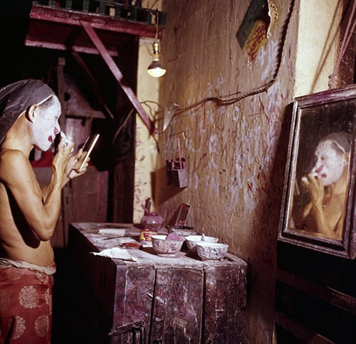 Nam diễn viên kinh kịch người Hoa đang mặt trước khi biểu diễn ở Chợ Lớn.