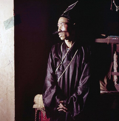 Nam diễn viên kinh kịch trong vai nho sĩ.