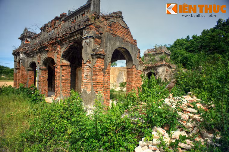 Trước kia, đình có hai con rồng chầu bằng đá cùng với mười hai cây thị được trồng hai bên đình, ngày nay đều đã không còn.