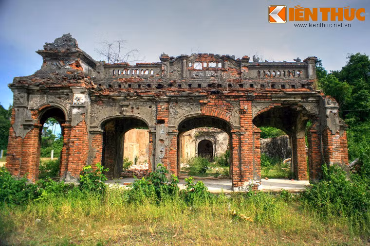 Phần tiền đình có 5 cửa xây theo kiểu vòm cuốn mang hơi hướng phương Tây. Hai cửa hai bên là lối vào hai lầu chiêng, trống.