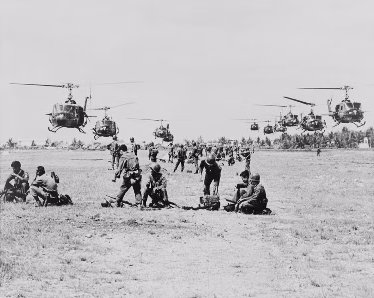 Lính Mỹ đổ quân từ trực thăng UH-1Ds gần Sài Gòn năm 1965. Ảnh: Bộ Quốc phòng Mỹ.