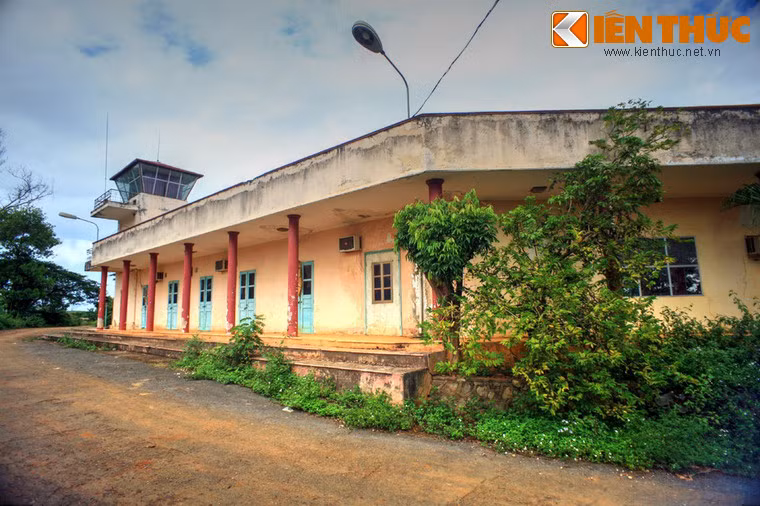 Từ ngày 30/11 đến 2/12/1952, Việt Minh tấn công Nà Sản và đã đánh chiếm được một số cứ điểm tại đây. Tướng Võ Nguyên Giáp đã quyết định chuyển sang thế bao vây, cô lập quân Pháp tại đây cho đến khi họ rút lui khỏi Nà Sản đầu năm 1953.