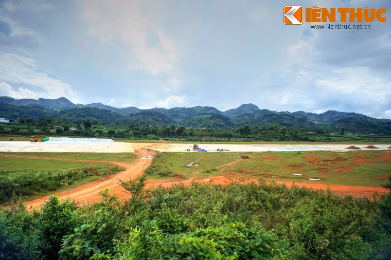 Cuối tháng 10/1952, trước sự uy hiếp của lực lượng Việt Minh ở vùng Nghĩa Lộ, tướng Salan - Tổng chỉ huy quân đội Pháp tại Đông Dương đã rút tất cả lực lượng còn lại ở phía tây sông Đà về Nà Sản. Họ đã xây dựng một tập đoàn cứ điểm quanh sân bay Nà Sản nhằm ngăn chặn sức tiến công của quân Việt Minh.