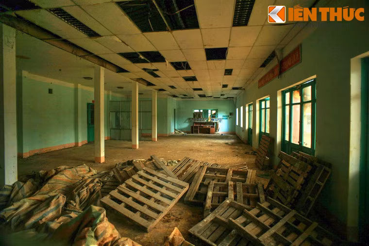 Sau năm 1954, sân bay Nà Sản bị bỏ hoang một thời gian. Đến đầu thập niên 1960, chính quyền miền Bắc khôi phục lại hoạt động của sân bay nhằm phục vụ nhu cầu đi lại đường không của vùng Tây Bắc. Tuy nhiên, không lâu sau, sân bay lại bị đóng cửa do lượng khách đi lại rất ít.