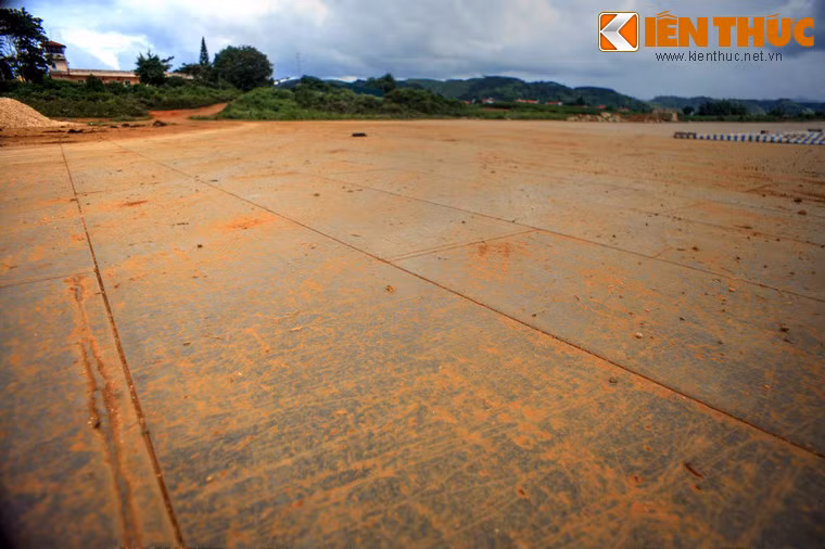 Ban đầu, sân bay có một đường băng ngắn với nền đất nện, về sau được mở rộng kéo dài thêm và có nền lát ghi sắt, có thể đáp ứng cho loại máy bay Dakota cất và hạ cánh.