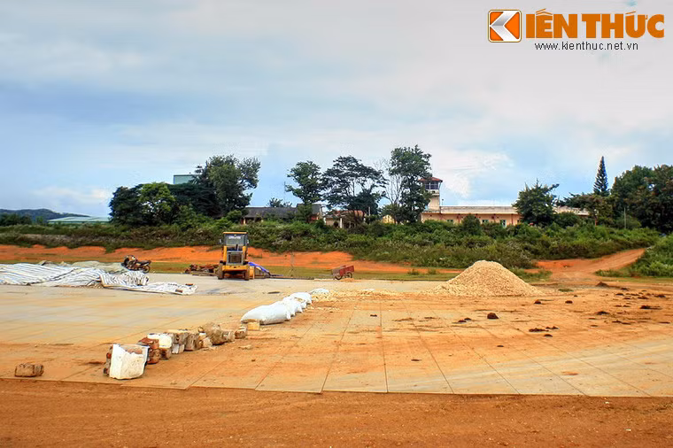 Đến năm 1994, sân bay tái hoạt động cho đến ngày 17/5/2004 thì lại đóng để sửa chữa, nâng cấp, mở rộng đường băng.