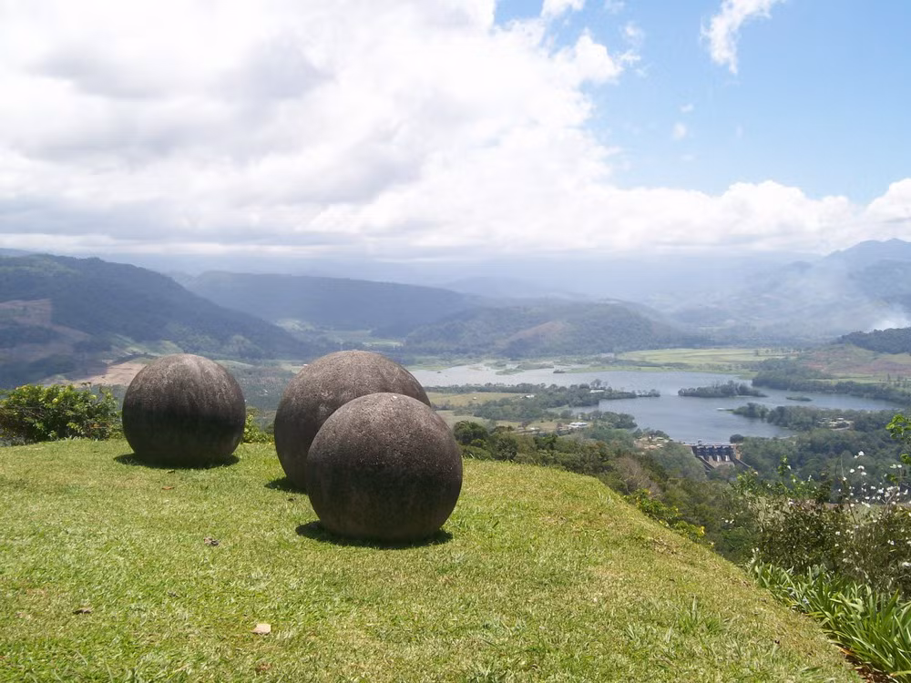 Không có những đền đài và kim tự tháp kỳ vĩ như một số quốc gia láng giềng, nhưng đất nước Trung Mỹ Costa Rica lại sỡ hữu những "báu vật lịch sử" mà không nơi đâu có được: những quả cầu đá khổng lồ nghìn năm tuổi.