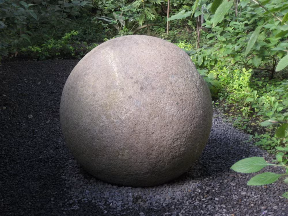 Bên cạnh đó, chủ nhân và mục đích sử dụng của các quả cầu khổng lồ này vẫn là một ẩn số.