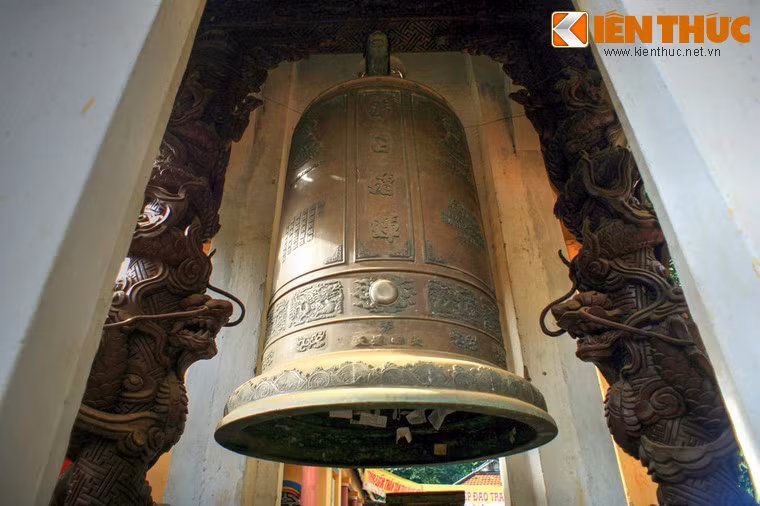 Chùa Thiên Ấn còn lưu giữ một chiếc chuông lớn (đại hồng chung) có tên là Chuông Thần.