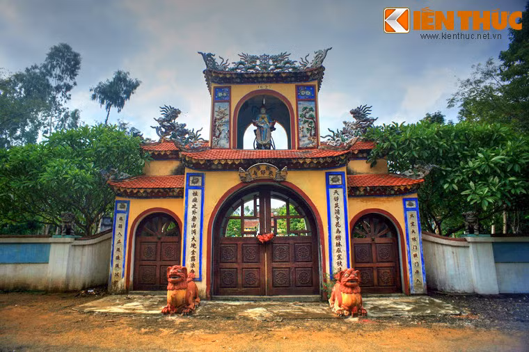 Theo sử sách ghi lại, chùa Thiên Ấn được khởi công xây dựng vào năm 1694 và hoàn thành vào cuối năm 1695. Lúc đầu chùa chỉ là một thảo am tĩnh mịch, sau đó dần dần trùng tu, mở rộng, thu hút được nhiều Tăng Ni, Phật tử và trở nên nổi tiếng.