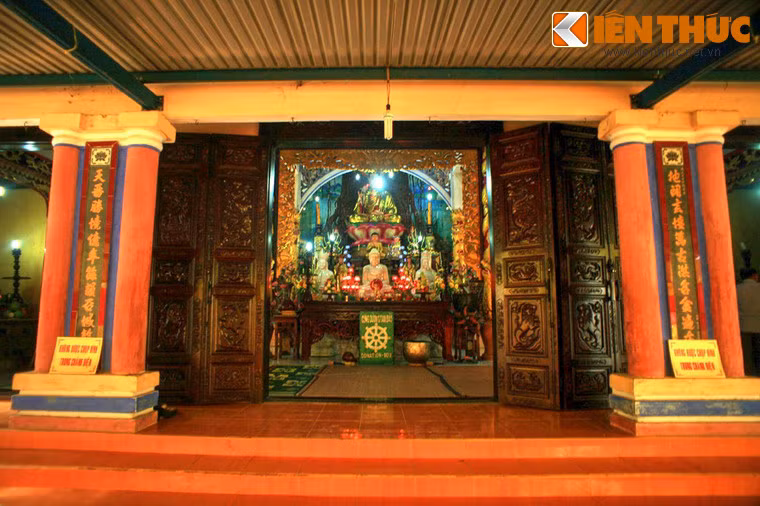 Chính điện của chùa có tên gọi là Đại hùng Bửu điện, được bài trí tôn nghiêm. Chính giữa là điện thờ Phật, có tượng Phật Thích Ca và tượng A-di-đà.