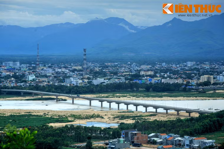 Từ đỉnh núi nơi đặt chùa Thiên Ấn có thể phóng tầm mắt nhìn toàn cảnh thành phố Quảng Ngãi bên dòng sông Trà Khúc - dòng sông hợp với ngọn núi thành cặp biểu tượng sơn thủy thiêng liêng trong tâm thức người dân nơi đây.