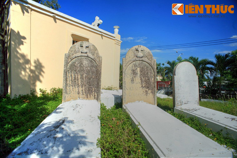 Xung quanh nhà nguyện có tất cả 32 ngôi mộ nằm ngang dọc, được đắp bằng xi măng, có kiểu dáng và kích cỡ khác nhau. Những dòng chữ khắc trên bia mộ ghi lại tên tuổi, quê quán và năm chết của người nằm dưới mộ - hầu hết là từ năm 1858 - 1860.