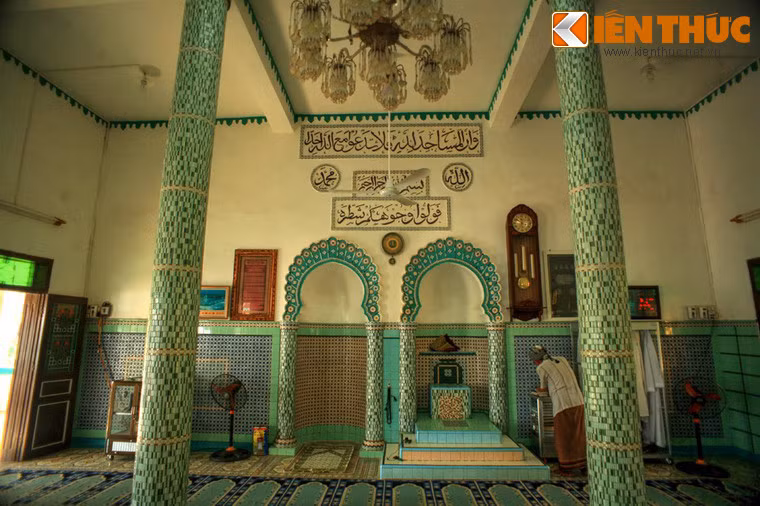 Nơi hành lễ nằm ở phía bên trái thánh đường, được bố trí đề các tín đồ luôn hướng về thánh địa Mecca khi cầu nguyện.