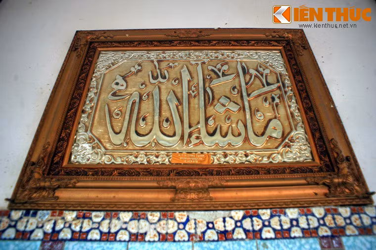 Quanh các dãy hành lang của thánh đường trang trí nhiều tác phẩm nghệ thuật Hồi giáo.