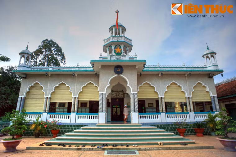 Từ cửa chính của thánh đường trở ra hai bên là hai dãy hành lang với các vòng cung nhọn đầu. Dãy hành lang và vòm cửa này kéo dài sang cả hai bên hông của thánh đường.