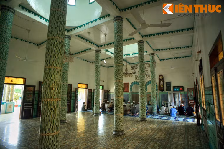 Không gian bên trong thánh đường rộng rãi và thoáng mát với tông màu trắng - xanh, được chống đỡ bằng 2 hàng cột. Ở giữa có 2 vòm cung, vừa có tác dụng khuếch đại âm thanh khi cầu nguyện, vừa trổ các cửa sổ hắt ánh sáng tự nhiên xuống thánh đường.