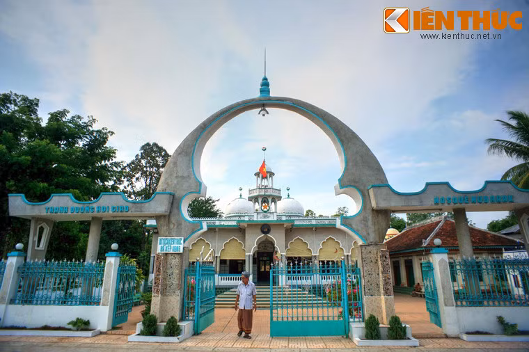 Được thiết kế bởi kiến trúc sư Mohamet Amin, thánh đường gây ấn tượng đầu tiên với cổng chính hình vòng cung, uy nghi trước khoảng sân rộng.