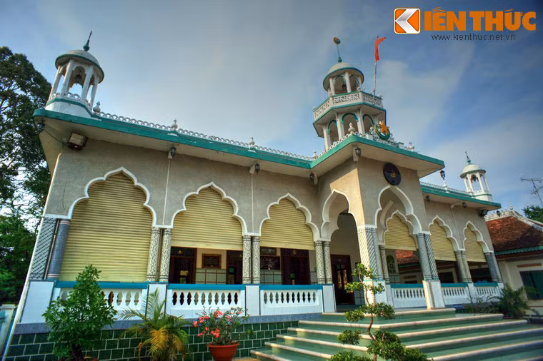 Trên nóc thánh đường có một tháp lớn hai tầng hình bầu dục, dưới chân tháp có hình trăng lưỡi liềm và ngôi sao, tượng trưng cho đạo Hồi. Bốn góc trên nóc thánh đường đều có bốn tháp nhỏ, giữa nóc có hai tháp bầu tròn nhô cao.