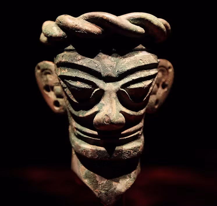 Trong các cổ vật được tìm thấy, những chiếc bức tượng người bằng đồng thu hút sự chú ý hơn cả.