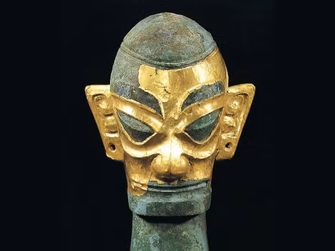 Các bức tượng này miêu tả một khuôn mặt khác hoàn toàn với người đương đại, mắt to, mồm bẹp và rộng, lông mày rậm, không có cằm, khuôn mặt nửa như cười, nửa như giận dữ.