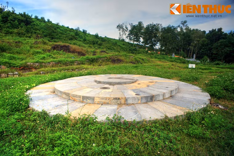 Trong lòng nền đàn cao nhất có dấu tích đàn tế hình tròn (Viên đàn), đường kính 4,75m.