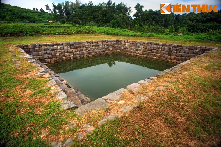 Một công trình được bảo tồn khá nguyên vẹn ở đây là giếng Vua, còn gọi là Ngự Dục, Ngự Duyên. Giếng có hình vuông, được kè đá theo các cấp bậc nhỏ dần vào lòng, nằm thấp hơn khoảng 10m so với nền đàn trung tâm.