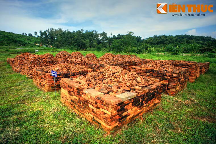 Các đợt khai quật tại đây đã phát lộ một lượng gạch ngói khổng lồ cùng hàng ngàn di vật gồm có đồ gốm men, họa tiết trang trí kiến trúc, đồ kim loại.