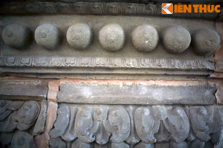 Uroja là một vị thần chỉ xuất hiện trong văn hóa Chăm. Vị thần này đã được người Chăm nâng tầm, sánh ngang bằng với các vị thần tối cao trong hệ thống thần thoại Ấn Độ, vốn có ảnh hưởng sâu đậm đến vương quốc Chăm Pa.