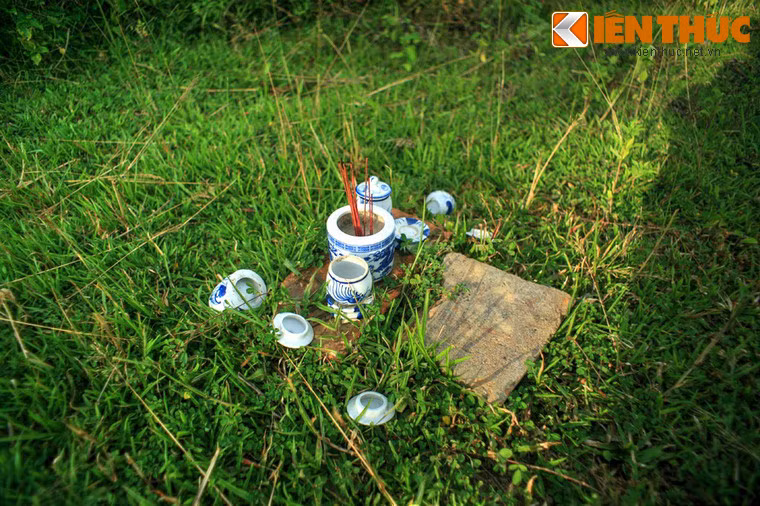 Dấu hiệu duy nhất của hoạt động con người ở nơi đây là một ban thờ đơn sơ trên nền cũ của cung điện.