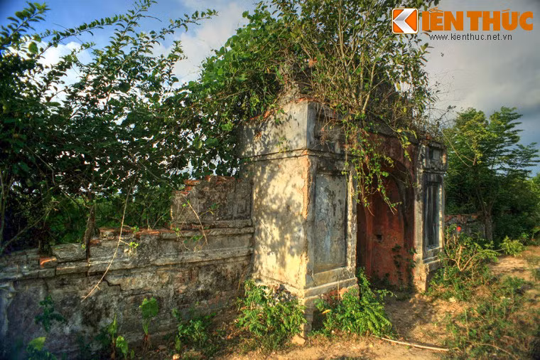 Những cánh cổng xiêu vẹo.