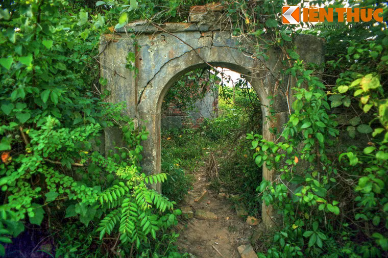 Đây từng là một cung điện bề thế với diện tích lên đến nửa héc-ta, gồm hàng chục công trình lớn nhỏ với một đội ngũ tùy tùng, binh lính bảo vệ đông đảo.