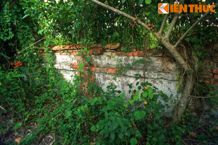 Hầu hết các công trình của cung điện đã bị phá hủy, chỉ còn sót lại những mảng tường đổ nát.