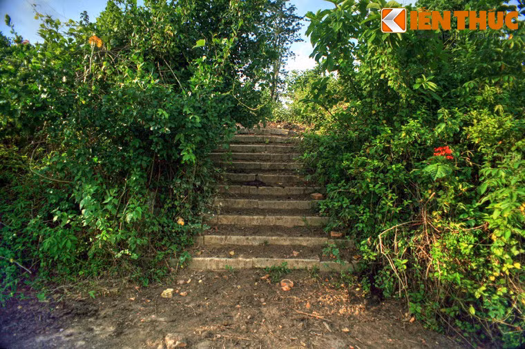 Đó chính là điện Thoại Thánh, khu cung điện vua Gia Long xây dựng cho mẹ mình là bà Nguyễn Thị Hoàn (1736 - 1811), thụy hiệu Hiếu Khang hoàng hậu - vị hoàng thái hậu đầu tiên của nhà Nguyễn.