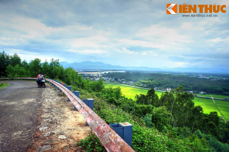 1. Là ngôi chùa nổi tiếng nhất của vùng đất Quảng Ngãi, chùa Thiên Ấn tọa lạc ở độ cao 106 m trên đỉnh núi Thiên Ấn bên tả ngạn sông Trà Khúc. Con đường đi lên chùa men theo sườn núi, xoắn ốc theo chiều kim đồng hồ với cảnh quan rất hấp dẫn.