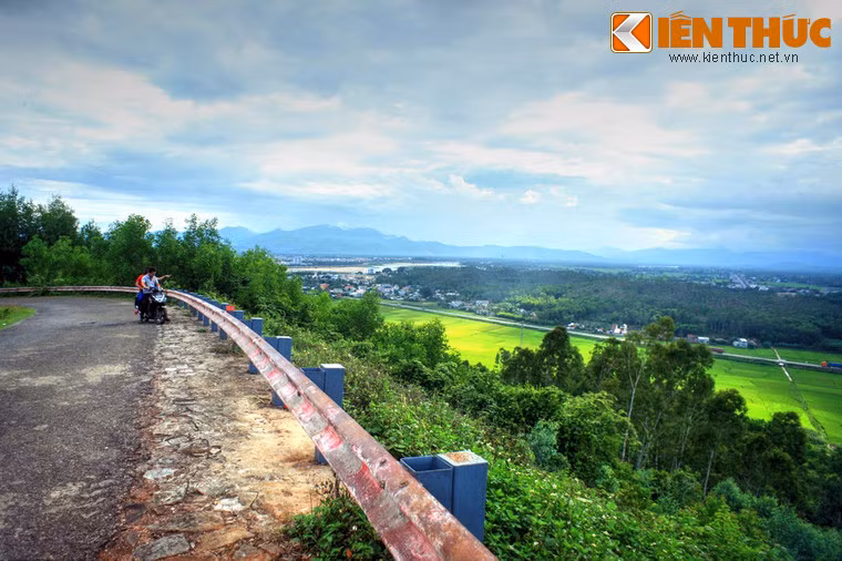 1. Là ngôi chùa nổi tiếng nhất của vùng đất Quảng Ngãi, chùa Thiên Ấn tọa lạc ở độ cao 106 m trên đỉnh núi Thiên Ấn bên tả ngạn sông Trà Khúc. Con đường đi lên chùa men theo sườn núi, xoắn ốc theo chiều kim đồng hồ với cảnh quan rất hấp dẫn.