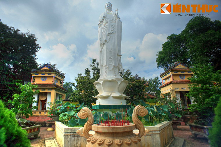 Ngày nay ngôi chùa là một tổng thể kiến trúc cân xứng và hài hòa theo hình chữ khẩu, trung tâm là Chính điện, đến quãng sân nhỏ, đến nhà phương trượng, hai bên là nhà Tây, nhà Đông... Khuôn viên chùa có nhiều tượng Phật, Bồ tát bề thế và uy nghiêm. 