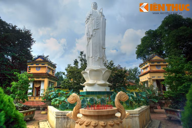 Ngày nay ngôi chùa là một tổng thể kiến trúc cân xứng và hài hòa theo hình chữ khẩu, trung tâm là Chính điện, đến quãng sân nhỏ, đến nhà phương trượng, hai bên là nhà Tây, nhà Đông... Khuôn viên chùa có nhiều tượng Phật, Bồ tát bề thế và uy nghiêm. 