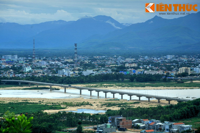 Từ đỉnh núi nơi đặt chùa Thiên Ấn có thể phóng tầm mắt nhìn toàn cảnh thành phố Quảng Ngãi bên dòng sông Trà Khúc - dòng sông hợp với ngọn núi thành cặp biểu tượng sơn thủy thiêng liêng trong tâm thức người dân nơi đây.