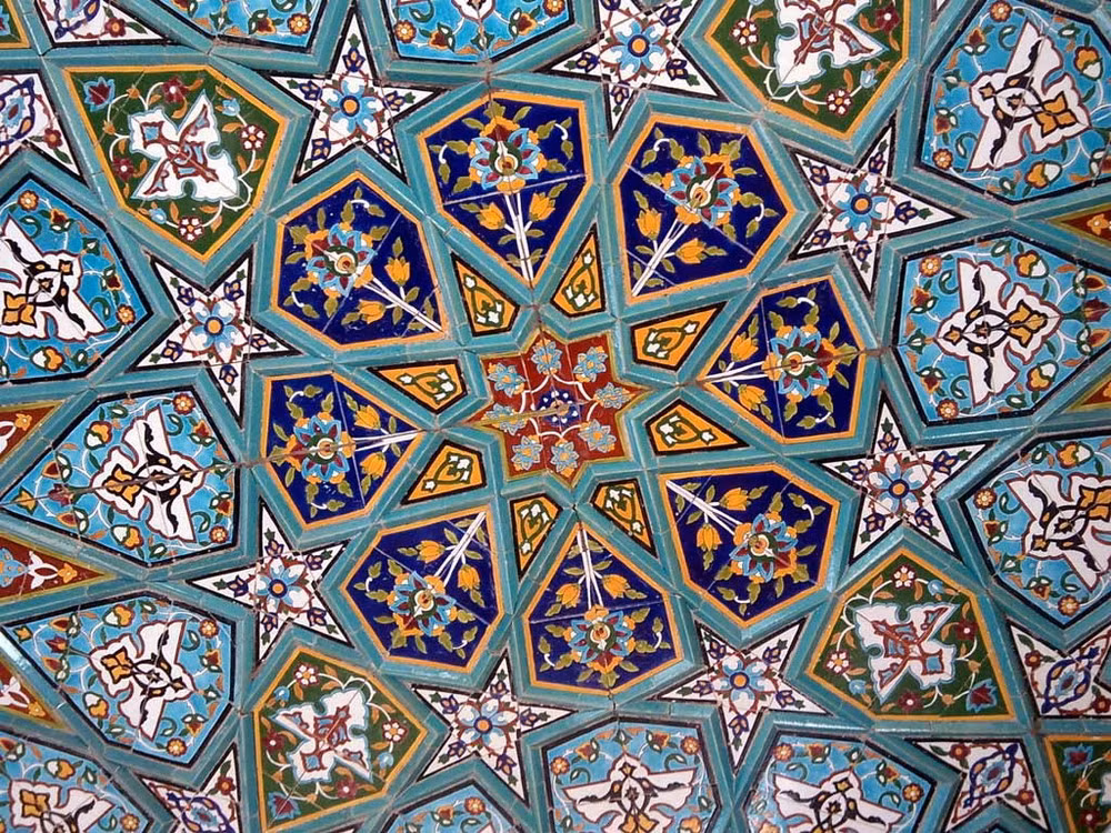 Tuy nhiên, chỉ những du khách đạo Hồi mới được vào khu vực trung tâm lăng mộ để chiêm ngưỡng những kiệt tác nghệ thuât ở nơi đây.